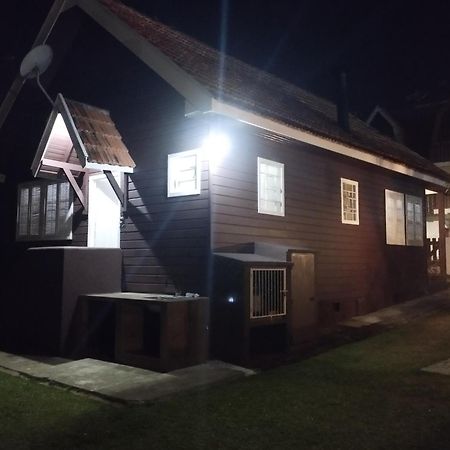 Chale De Madeira - Lareira E Fogueira---Lindo Gramado Com Mesa Para Cafe Da Manha, Churrasqueira E Fogueira Campos do Jordao Dış mekan fotoğraf