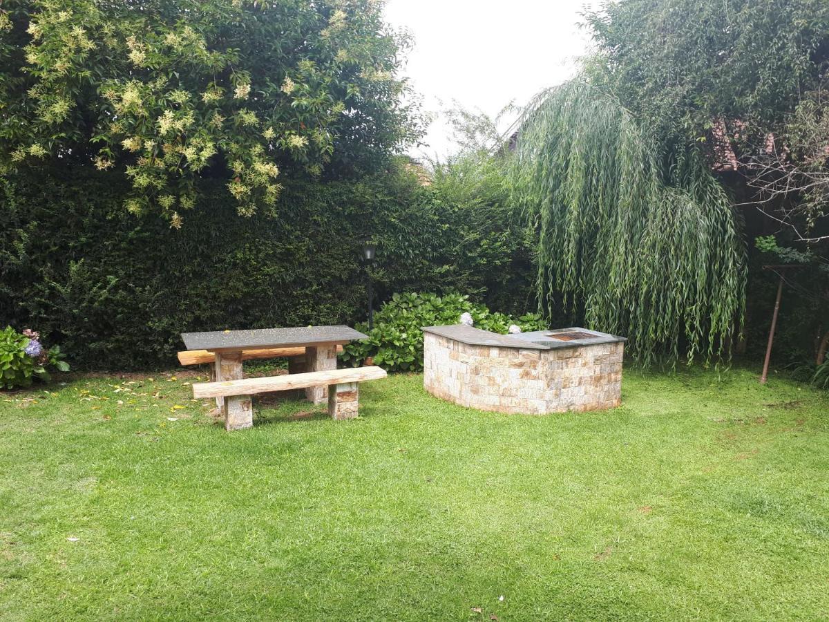 Chale De Madeira - Lareira E Fogueira---Lindo Gramado Com Mesa Para Cafe Da Manha, Churrasqueira E Fogueira Campos do Jordao Dış mekan fotoğraf